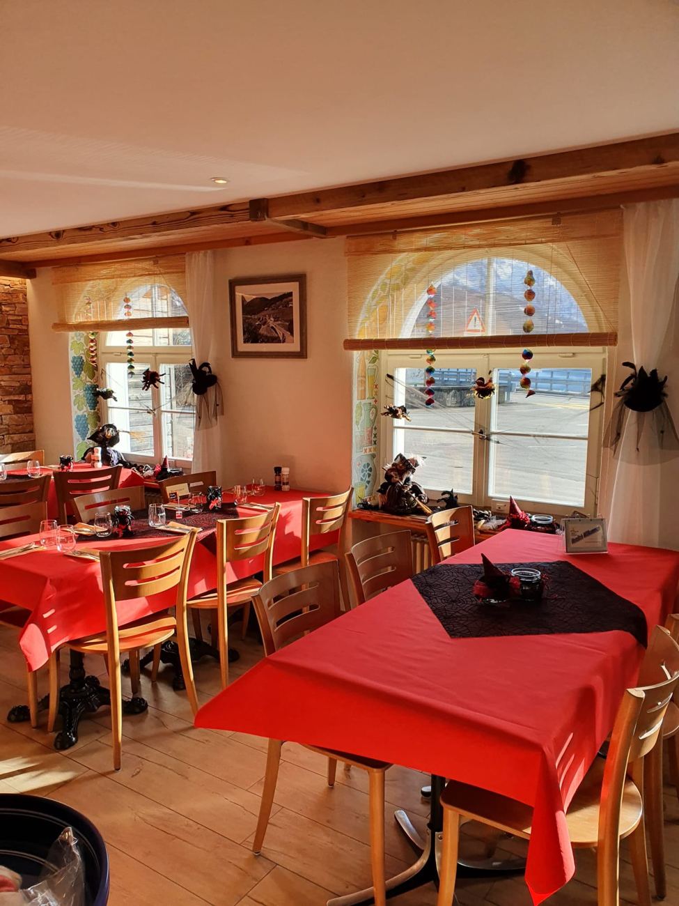 Festlich gedeckte Tische im Bistro am See