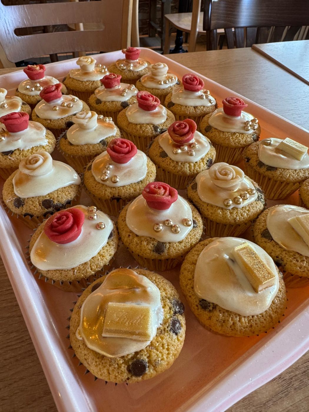 Hausgemachte Cupcakes mit Marzipanrosen