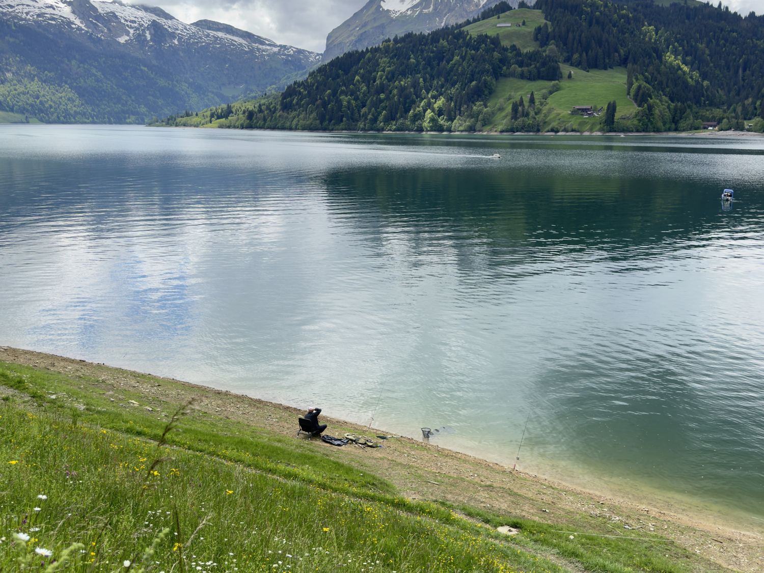 Fischer am Ufer des Wägitalersees