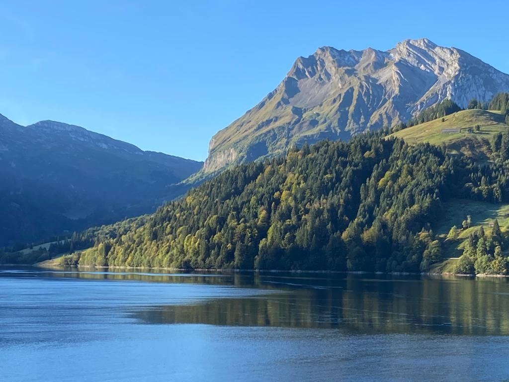 Berggipfel im Morgenlicht über dem Wägitalersee