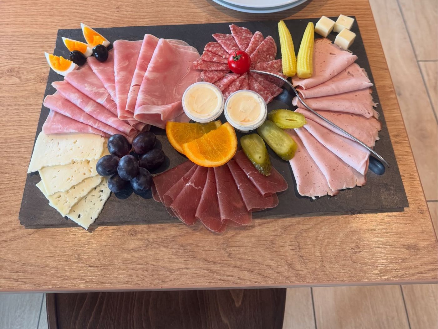 Kalte Platte mit Schinken, Salami, Mostbröckli, Käse, Ei und Trauben