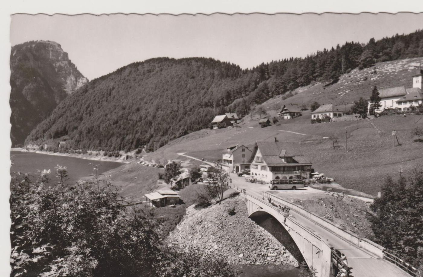 Alte Postkarte: Innerthal mit Brücke, Gasthaus und Postauto
