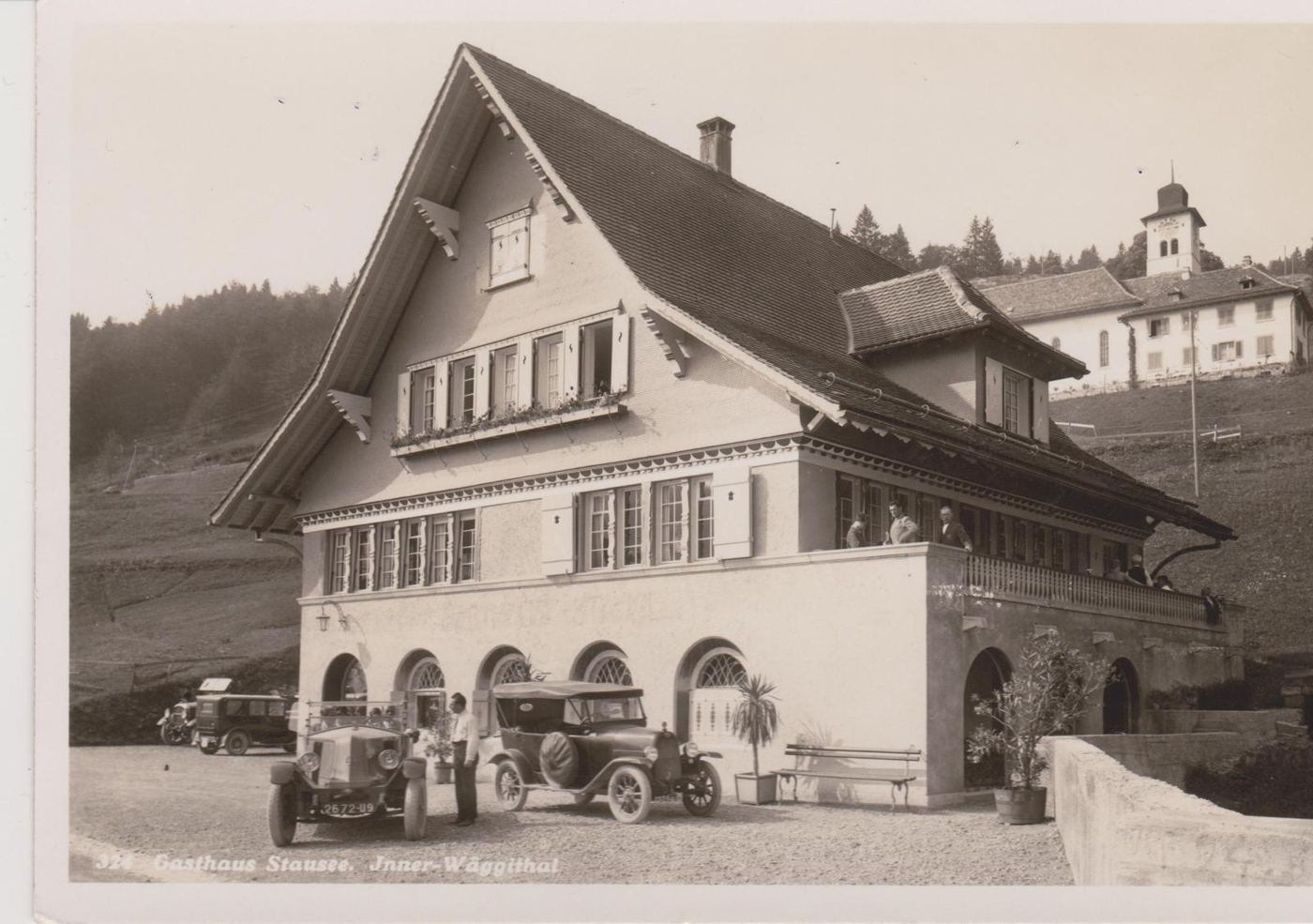 Alte Postkarte: Gasthaus Stausee in Inner-Wäggithal mit Oldtimern