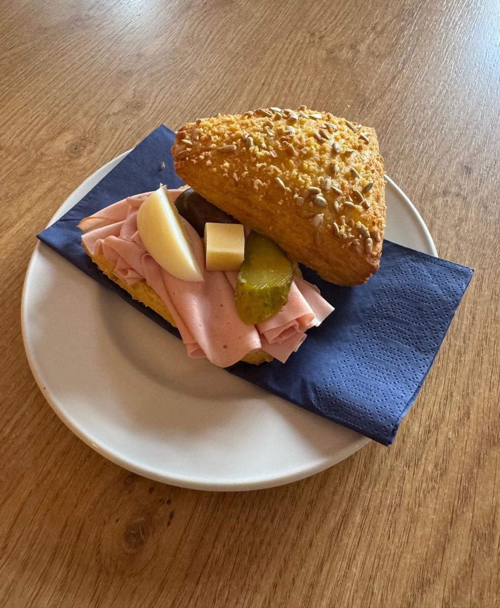 Fleischkäse-Sandwich mit Ei, Käse und Gürkli im Körnerbrötli