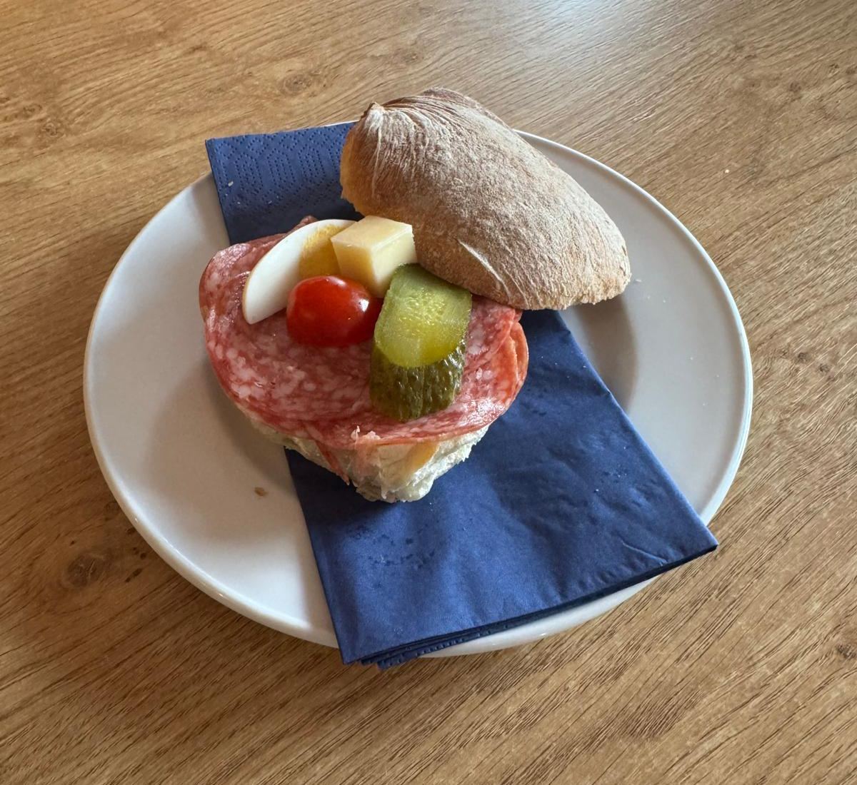 Salami-Bürli mit Ei, Käse, Tomate und Gürkli