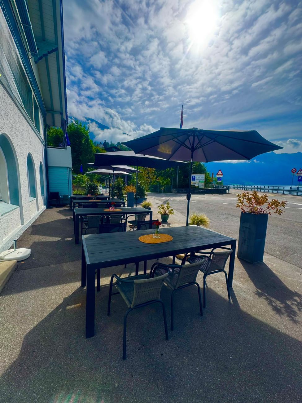 Terrasse vor dem Bistro am See mit Blick zum See