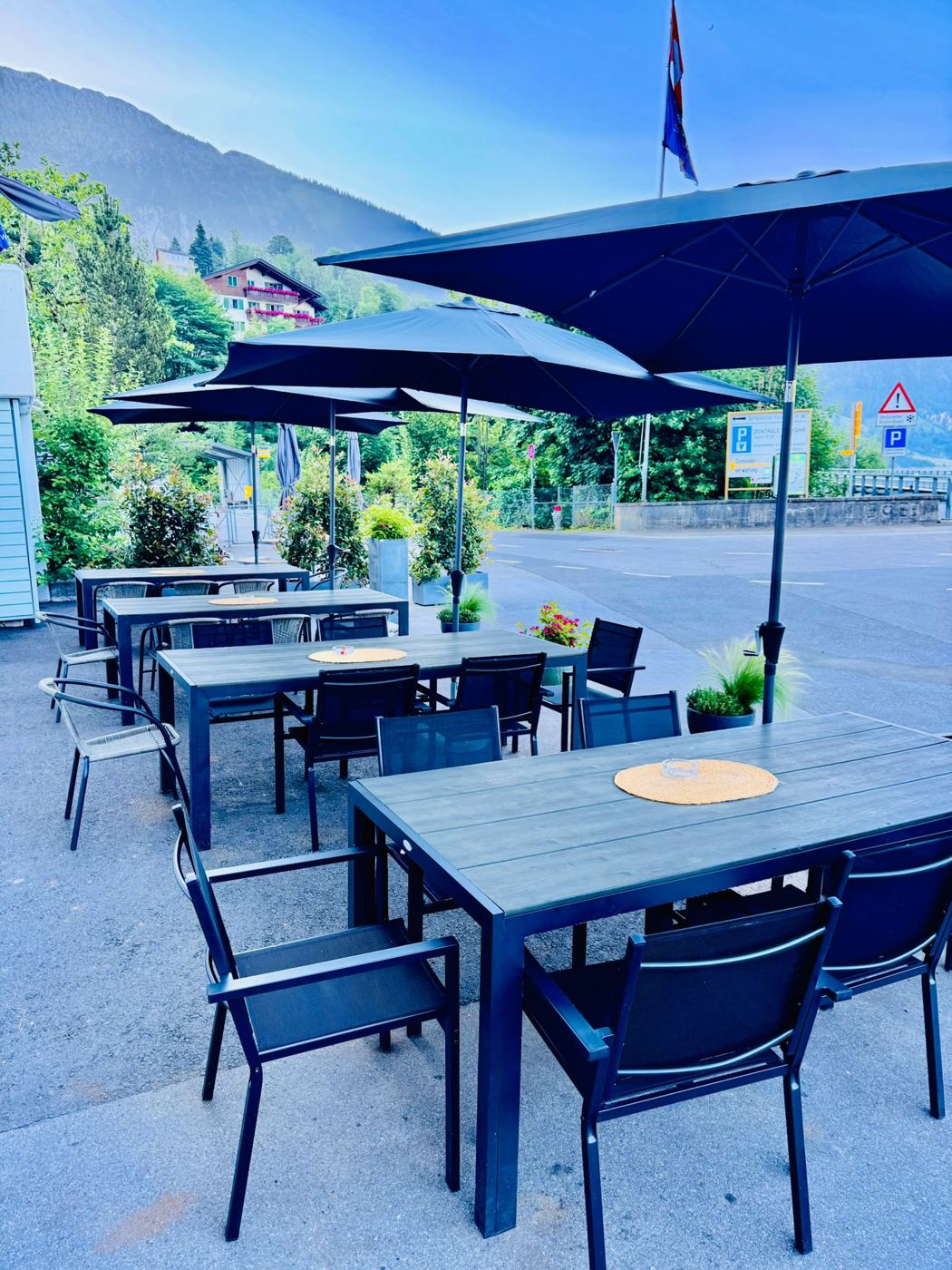 Terrasse des Bistro am See mit Sonnenschirmen und Bergsicht