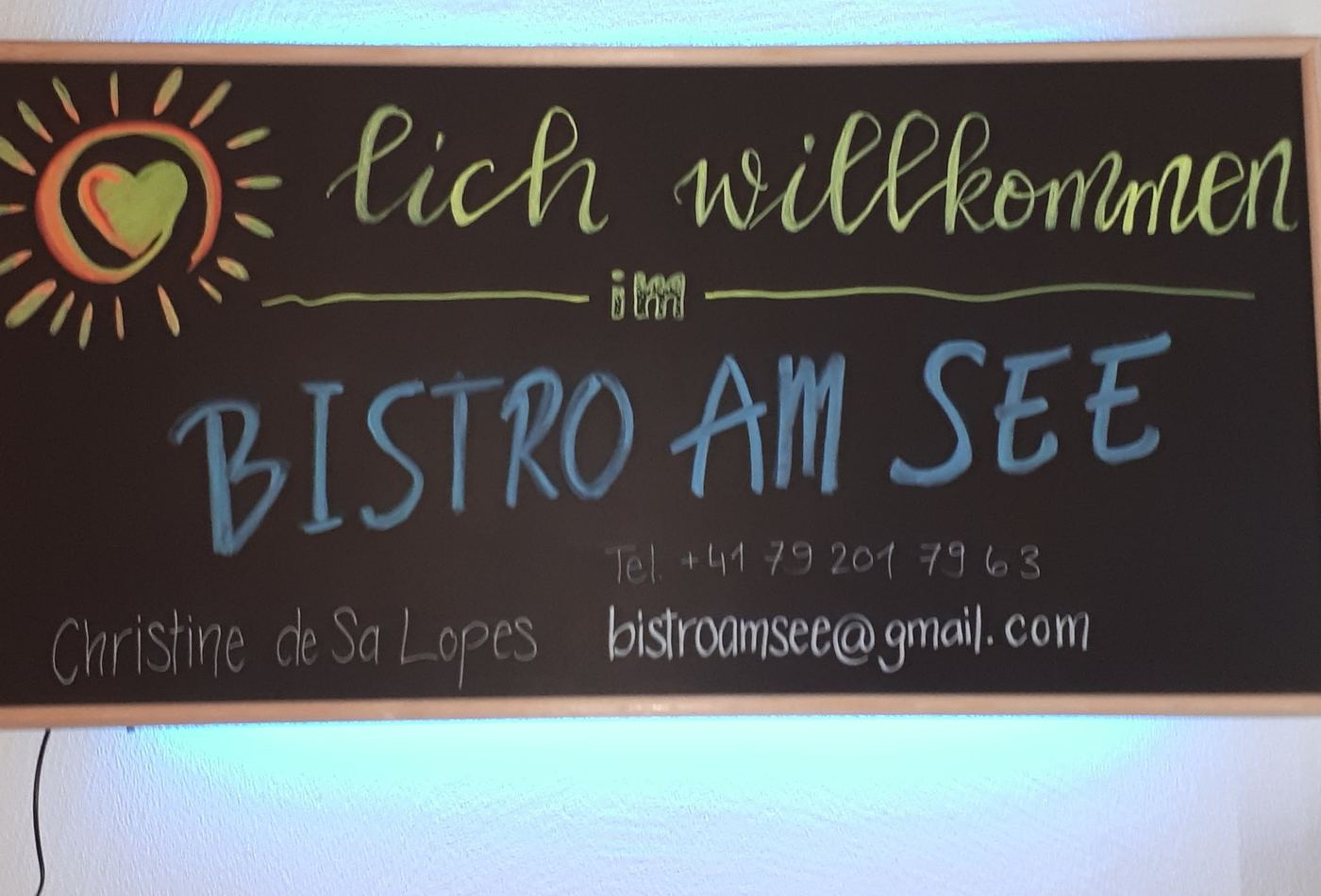 Willkommenstafel im Bistro am See mit Telefonnummer und E-Mail
